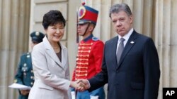 콜롬비아를 방문한 박근혜 대통령이 17일 마누엘 산토스 대통령과 악수하고 있다. 