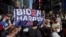 Orang-orang bereaksi ketika media mengumumkan bahwa calon presiden dari Partai Demokrat AS Joe Biden telah memenangkan pemilihan presiden AS 2020, di Times Square di New York City, AS, 7 November 2020. (Foto: REUTERS/Carlo Allegri)