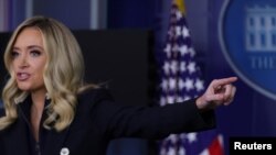 Juru bicara Gedung Putih Kayleigh McEnany dalam konferensi pers harian menyusul kematian pria kulit hitam, George Floyd, saat dalam pengamanan polisi, di Gedung Putih, Washington D.C., 1 Juni 2020. (Foto: Reuters)