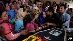 Pakistan Mourns Easter Suicide Bombing Victims