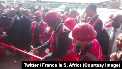 Le président sud-africain Cyril Ramaphosa coupe le ruban inaugural d’une usine de production de trains à Dunnottar, Afrique du sud, le 25 octobre 2018. (Twitter/France in S. Africa)
