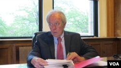 លោក​ Edward J. Kennedy ចៅហ្វាយ​ក្រុង​ឡូវែល ផ្តល់​បទ​សម្ភាសន៍​ឲ្យ VOA នៅ​សាលាក្រុង​ឡូវែល រដ្ឋ​ម៉ាសាឈូសេត កាលពី​ថ្ងៃពុធ ទី៧ ខែ​កញ្ញា ឆ្នាំ២០១៦។