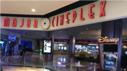 ថ្ងៃទី១នៃការបើកដំណើរការឡើងវិញរបស់រោងភាពយន្តនៅក្នុងផ្សារទំនើបអ៉ីអ៊ន១ នៅរាជធានីភ្នំពេញ ថ្ងៃទី១៩ ខែវិច្ឆិកា ឆ្នាំ២០២០។ (ធីតា វីន/វីអូអេ)