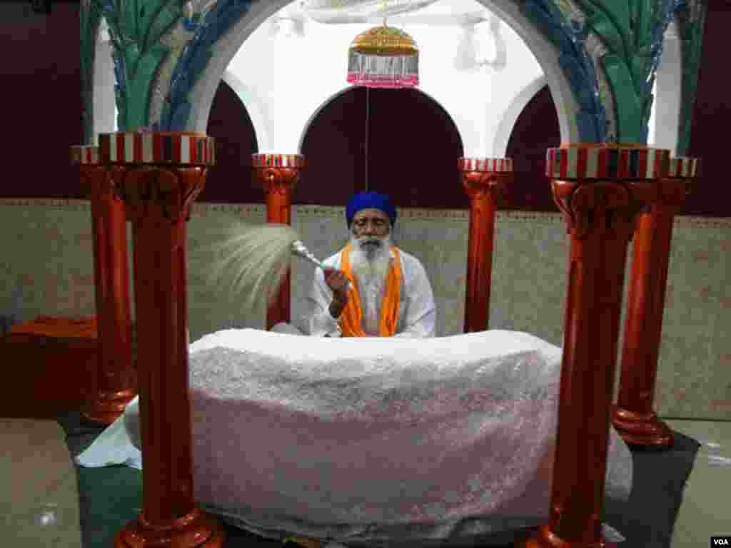 کراچی میں سکھوں کے کل تین گردوارے فعال ہیں جہاں سکھ افراد عبادت کیلئے آتے ہیں