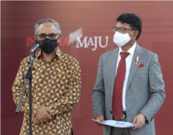 Menkominfo Johnny G Plate (kanan) dan Ketua DK OJK Wimboh Santoso (kiri) diperintahkan Jokowi untuk melakukan moratorium penerbitan izin pinjol legal yang baru. (Foto: Courtesy/Biro Setpres)