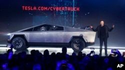 2019年11月21日马斯克于在加利福尼亚州特斯拉设计工作室介绍Cybertruck。