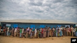 រូបឯកសារ៖ ជនមូស្លីមរ៉ូហ៊ីងយ៉ា ដែលឆ្លងទៅកាន់ប្រទេសបង់ក្លាដេសពីភូមា ឈរតម្រង់ជួួរដើម្បីទទួលជំនួយនៅជំរំមួួយ។ 