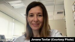 Jovana Tavčar je subspecijalizant minimalno invazivne ginekološke hirurgije u bolnici Njuton Velsli u okviru sistema Harvardovih bolnica u Bostonu u Masačusetsu.