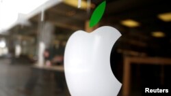 FILE - The logo of Apple (AAPL) is seen in Los Angeles, California, United States, April 22, 2016.