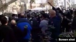 تصویری از لحظه یورش نیروهای امنیتی به معلمان در مقابل مجلس 