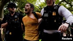 29일 백악관 근처에서 벌어진 시위에서 비밀경호국 요원들에게 연행되는 시위대 (자료사진)