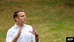 法国总统马克龙访问巴布亚新几内亚首都莫里斯比港的瓦里拉塔国家公园森林。 2023年7月28日。