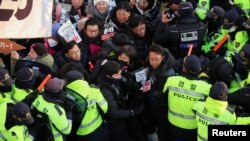 ፋይል፡ የደቡብ ኮሪያ ፕሬዝዳንት ዩን ሱክ ዮል ተቃዋሚዎች በመኖርያ ቤታቸው አካባቢ የፖሊስ አጥሮችን ለማለፍ ሲሞክሩ፣ ታህሳስ 25፣ 2017 ዓ.ም 