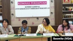 Sejumlah komisioner Komnas Perempuan dan Koordinator Forum Pengada Layanan Veni Siregar dalam konferesi pers "Peluncuran Kampanye 16 Hari Anti-Kekerasan terhadap Perempuan" di Jakarta, Senin, 25 November 2019. (Foto: VOA/Sasmito)