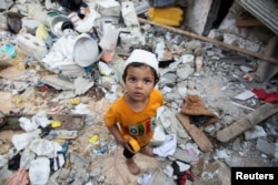 Seorang anak laki-laki Palestina yang terluka di Rafah, di selatan Jalur Gaza, 1 Mei 2024. (Foto: Reuters)