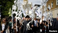 Aktivis Extinction Rebellion melakukan aksi unjuk rasa di London, Inggris 13 Juli 2019 lalu. 