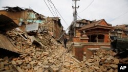 Un homme se promène dans les décombres du tremblement de terre de samedi 25 avril 2015 à Bhaktapur, au Népal, le 26 Avril 2015.