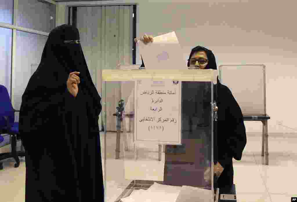 Saudi women vote at a polling center during the country's municipal elections in Riyadh, Saudi Arabia, Dec. 12, 2015. 