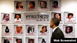 Barak Obama 20 siyasi məhbus qadının portretinə baxır 