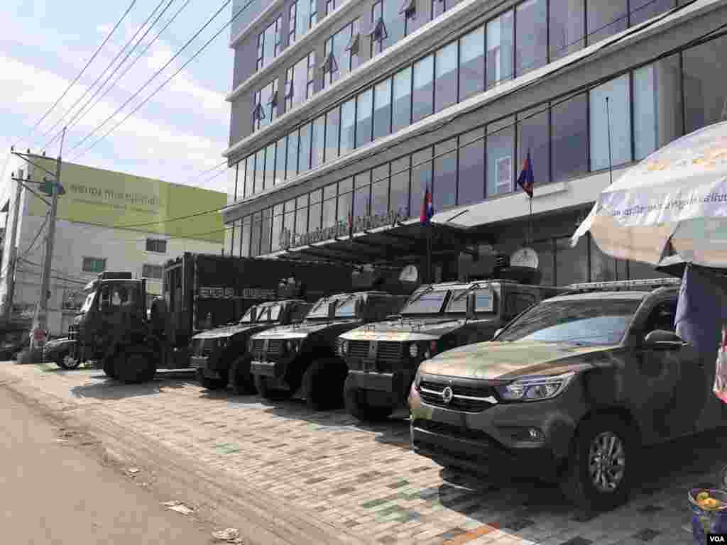 កម្លាំង​សមត្ថកិច្ច​ចម្រុះ ដែល​មាន​ក្រុម​កងរាជ​អាវុធ​ហត្ថ និងកង​កម្លាំង​ទាហា​ន​ជាច្រើន​រយ​នាក់​ប្រដាប់​ដោយ​អាវុធ​ ល្បាត​នៅ​​ខាងមុខ អាកាសយានដ្ឋាន​អន្តរជាតិ​ភ្នំពេញ​រង់ចាំ​ការ​វិល​ត្រឡប់​របស់​លោក សម រង្ស៊ីមេដឹក​នាំ​ក្រុម​ជំទាស់​​នា​ថ្ងៃសៅរ៍ ទី​០៩ វិច្ឆិកា ឆ្