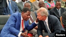 Le président béninois Thomas Boni Yayi parle à Vincent Bolloré lors du début des constructions ferroviaires, à Cotonou, le 8 avril 2014.