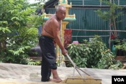 លោក សួន ភឿន អាយុ៦៩ឆ្នាំ ក្នុងភូមិបែកពាង ឃុំជាលា ស្រុកបាធាយ ខេត្តកំពង់ចាម ដែលមានកូនស្រីពីរនាក់ធ្វើការនៅប្រទេសជប៉ុន។ (ស៊ុន ណារិន/VOA)