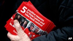 Para pendukung keluarnya Inggris dari Uni Eropa (Pro-Brexit) membagikan brosur di stasiun Jalan Liverpool. London.