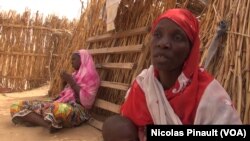 Hajia Kaka Haruna est son fils dans le camp de réfugiés d'Assaga, Diffa, Niger, le 17 avril 2017 (VOA/Nicolas Pinault)