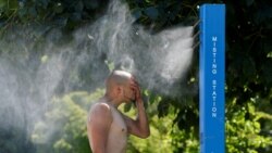 지난 6월 폭염이 이어진 캐나다 밴쿠버에서 주민이 더위를 식히고 있다.