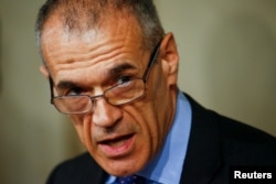 이탈리아 임시 정부 총리로 지명된 카를로 코타렐리 전 국제통화기금(IMF) 집행 이사가 28일 로마 퀴리날레 궁전에서 세르지오 마타렐라 이탈리아 대통령과 회동한 후 기자회견을 열고 있다.