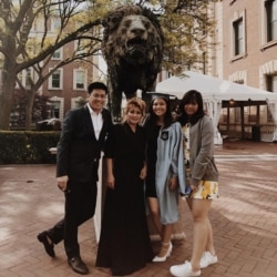 Moorissa (ke-2 dari kanan) dan keluarga di acara kelulusan di Columbia University (dok: Moorissa)