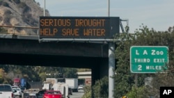 洛杉矶高速公路上的信息牌呼吁民众节约用水