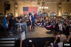 民主党总统参选人希拉里·克林顿请到流行歌星黛米·洛瓦托为集会助兴。（美国之音记者方正拍摄）