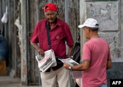 A vendor sells newspapers in a street of Havana, April 5, 2019. A drastic reduction in the circulation of Cuban state newspapers this week awakened the specter of the 90's crisis, amid the shortage of basic goods, the bad news from Venezuela and the tightening of the U.S. blockade.