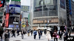 Suasana persimpangan Shibuya, Tokyo di tengah pandemi corona, 28 April 2020. (Foto: Behrouz MEHRI / AFP)
