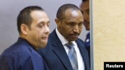 L'ancien chef de guerre congolais Bosco Ntaganda entre dans la salle de la CPI lors de son premier jour de procès à La Haye, Pays-Bas, le 2 septembre 2015.