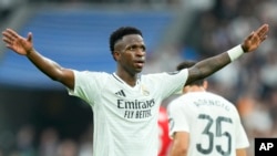 Vinicius Junior, pesepak bola klub Real Madrid, merayakan gol keempat selama kompetisi liga sepak bola Spanyol, La Liga, antara Real Madrid dan Osasuna di Stadion Santiago Bernabeu, di Madrid, Spanyol, 9 November 2024. (Foto: Jose Breton/AP Photo)