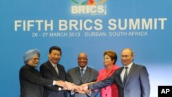 Para pemimpin BRIC dalam satu pertemuan di Durban, Afrika Selatan, awal 2013. Dari kiri ke kanan: Perdana Menteri India Manmohan Singh, Presiden China Xi Jinping, Presiden Afrika Selatan Jacob Zuma, Presiden Brazil Dilma Rousseff dan Presiden Rusia Vladimir Putin. (Foto: Dok)