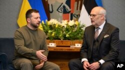 ប្រធានាធិបតី​អ៊ុយក្រែនលោក Volodymyr Zelenskyy ពិភាគ្សា​ជាមួយ​ប្រធានាធិបតី​អេស្តូនីលោក Alar Karis នៅរដ្ឋធានី​តាលីន​នៃ​ប្រទេស​អេស្តូនី កាលពីថ្ងៃទី​១១ ខែមករា ឆ្នាំ​២០២៤។ (Raigo Pajula/Office of the President of the Republic of Estonia via AP)