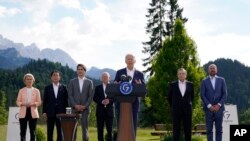 독일 바이에른주 엘마우성에서 주요 7개국(G7) 정상회의가 시작된 26일, 조 바이든(가운데) 미국 대통령을 비롯한 참가자들이 공동회견하고 있다. 왼쪽부터 우르줄라 폰데어라이엔 유럽연합(EU) 집행위원장, 기시다 후미오 일본 총리, 쥐스탱 트뤼도 캐나다 총리, 올라프 숄츠 독일 총리, 바이든 대통령, 마리오 드라기 이탈리아 총리, 샤를 미셸 EU 정상회의 상임의장. 나머지 G7 국가들인 영국의 보리스 존슨 총리와 프랑스의 에마뉘엘 마크롱 대통령은 이 사진에 나오지 않았다. 