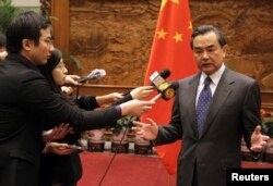 中国外交部长王毅2013年12月26日会见日本大使后对记者发表谈话