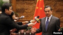 중국의 왕리 외교부장이 지난해 12월 아베 신조 일본 총리의 신사참배와 관련하여 기자단의 질문에 답하고 있다. (자료사진)