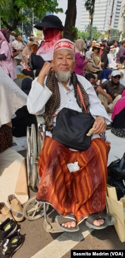 Didit, 66 tahun, peserta aksi di luar gedung Mahkamah Agung menjelang pembacaan putusan sengketa Pilpres 2019 yang diajukan pasangan capres/cawapres Prabowo Subianto-Sandiaga Uno, Kamis, 26 Juni 2019. (Foto: Sasmito Madrim/VOA)