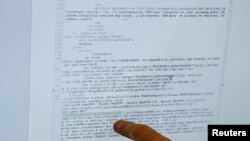 보안 전문가가 해커들이 사이버 공격에 사용한 소프트웨어를 설명하고 있다. (자료사진)