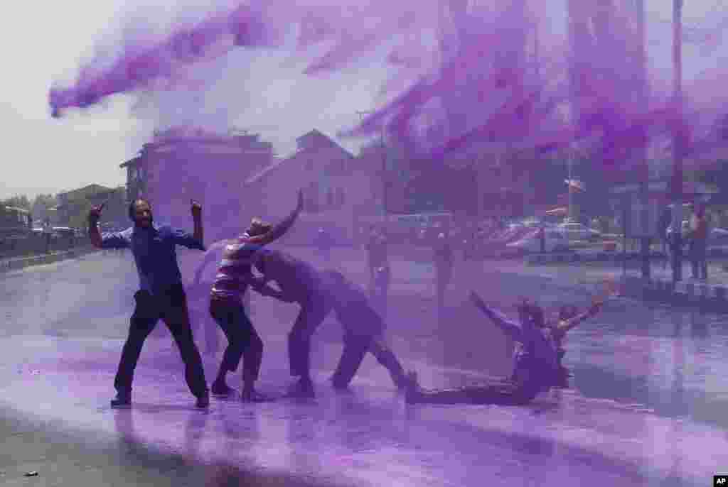 Polisi menggunakan meriam air untuk membubarkan pegawai pemerintah yang melakukan protes menuntut kenaikan gaji di Srinagar, ibukota Kashmir-India. 