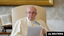 Paus Fransiskus menyampaikan pidato mingguannya dari perpustakaan di Istana Apostolik, Vatikan, 11 November 2020. (Vatican Media/Handout)