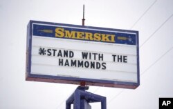 지난 2016년 고의 방화죄로 기소된 미 오리건주의 농장주 해먼드 부자를 지지하는 간판이 오리건주 번스의 도롯가에 걸려있다.