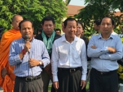 រូប​ឯកសារ៖ លោក​ប៉ាវ ស៊ីណា​ ​ប្រធាន​សហភាព​ចលនា​កម្មករ​កម្ពុជា (នៅ​ខាង​ឆ្វេង​ដៃ)​ លោក​រ៉ុង ឈុនប្រធាន​សហភាព​សហជីព​កម្ពុជា​ (នៅកណ្តាល​)​ និង​លោក​អាត់ ធន់​ប្រធាន​សហភាព​ការ​ងារ​កម្ពុជា (នៅខាង​ស្តាំដៃ)​ ចូលរួម​រំឭក​ខួប​លើក​ទី​១៦ឆ្នាំនៃឃាតកម្ម​លើ​លោក​ជា វិជ្ជា។ (ហ៊ុល រស្មី)