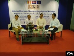 (ពី​ខាង​ឆ្វេង​) លោក​គុណ ចិន្តា លោក​ ​គុណ ចិន្តា​ ​ការី​និពន្ធព័ត៌មាន​ ​និង​ជា​ផលិតករ​កម្មវិធី​ទូរទស្សន៍​នៅ​វិទ្យុ​សំឡេង​ប្រជាធិបតេយ្យ​ (VOD) លោក​ ​ផាក់ ស៊ាងលី​ ​អនុប្រធាន​ក្រុម​អ្នកសារព័ត៌មានកាសែត​ភ្នំពេញ​ប៉ុស្តិ៍ និងលោក​ ​ម៉ៃ ទិត្យថារ៉ា​ ​និពន្ធនាយក​កាសែត Khmer Times និង​អ្នកសម្របសម្រួលនៅក្នុង​សិក្ខាសិលា​ស្តី​ពី​ ​«ការ​ប្រឆាំង​ព័ត៌មានក្លែង​បន្លំ​សម្រាប់​អ្នកសារ​ព័ត៌មាន​កម្ពុជា» នៅក្រុងភ្នំពេញ កាលពីថ្ងៃទី២៥ ខែតុលា ឆ្នាំ២០១៨។ (ណឹម សុភ័ក្រ្តបញ្ញា/VOA)