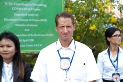 លោក Roman Paramov ប្រធាន​បេសកកម្ម​កាកកបាទក្រហម​អន្តរជាតិ​ប្រចាំរាជធានី​ភ្នំពេញ​បាន​មកចែកឧបករណ៍​ការពារ​ខ្លួន​ដើម្បី​ប្រយុទ្ធប្រឆាំង​នឹង​ជំងឺកូវីដ​១៩​នៅនៅ​មណ្ឌល​អប់រំ​កែប្រែទី​០១ ខណ្ឌ​ដង្កោ ក្នុង​រាជធានី​ភ្នំពេញ ប្រទេស​កម្ពុជា​កាលពី​ថ្ងៃទី០៩ ខែមេសា​ ឆ្នាំ២០២០។ (ទុំ ម្លិះ/VOA)